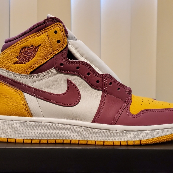 Air Jordan 1 High OG “Brotherhood” Size: 5Y = 6.5 WMNS - Picture 6 of 14